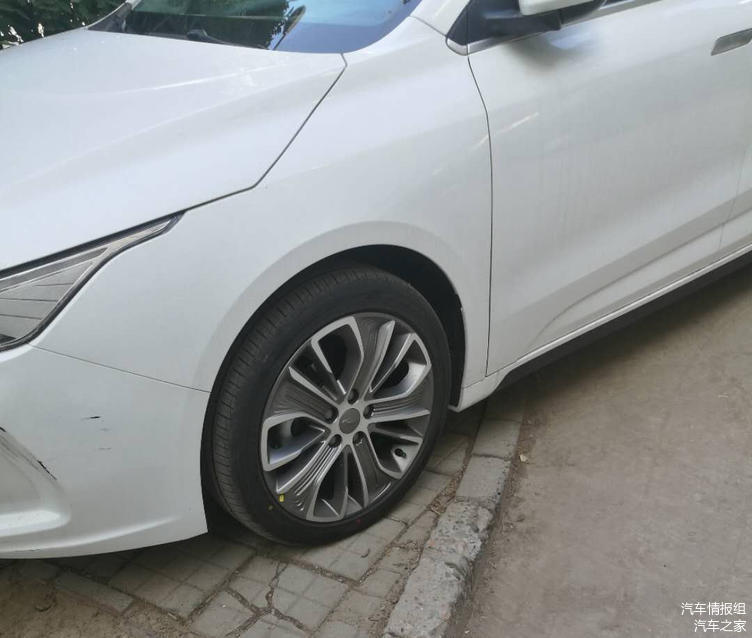 實(shí)拍小區(qū)里的吉利幾何A 外觀造型和車標(biāo)是兩大亮點(diǎn)