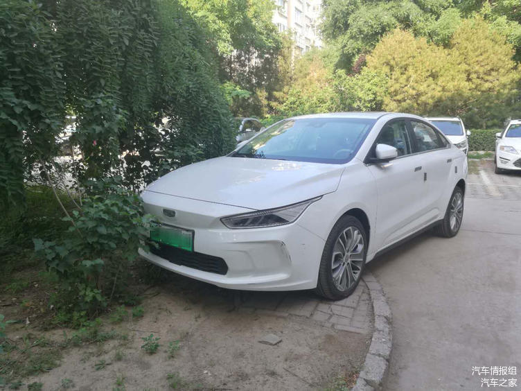 實(shí)拍小區(qū)里的吉利幾何A 外觀造型和車標(biāo)是兩大亮點(diǎn)