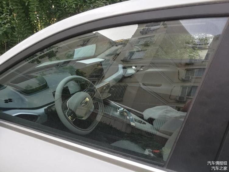 實(shí)拍小區(qū)里的吉利幾何A 外觀造型和車標(biāo)是兩大亮點(diǎn)