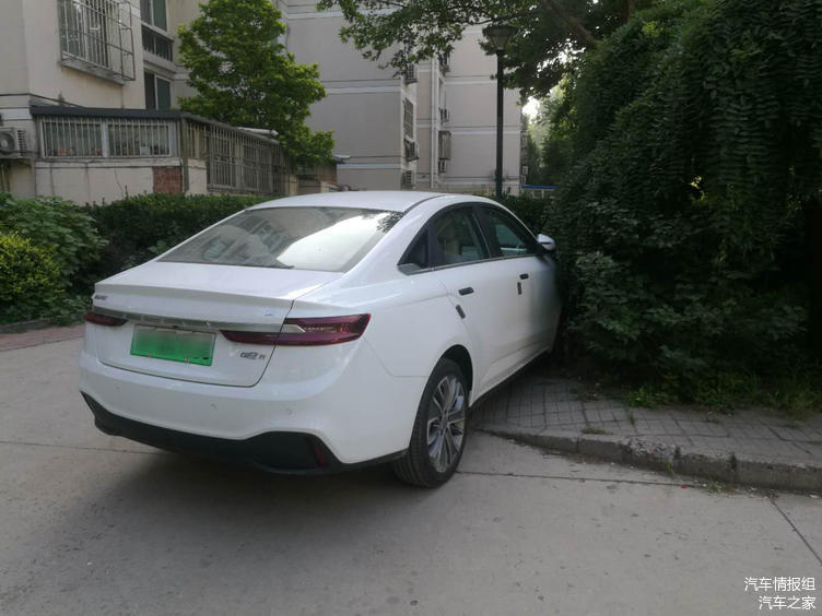實(shí)拍小區(qū)里的吉利幾何A 外觀造型和車標(biāo)是兩大亮點(diǎn)