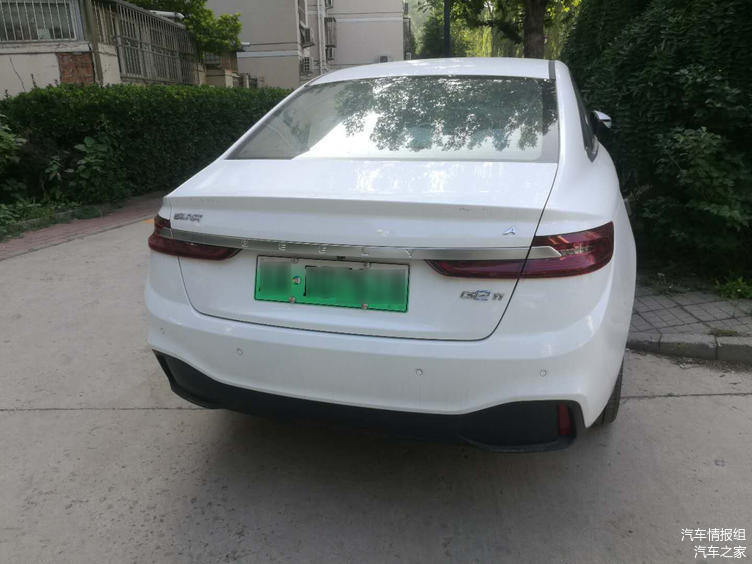 實(shí)拍小區(qū)里的吉利幾何A 外觀造型和車標(biāo)是兩大亮點(diǎn)