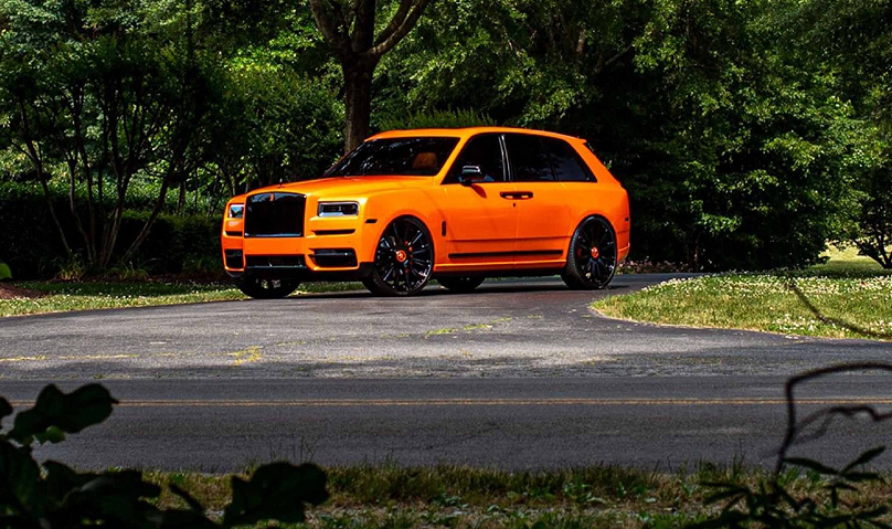 定制版庫里南，車標是車主雕像，改裝費要250萬，卻只花4天工資！