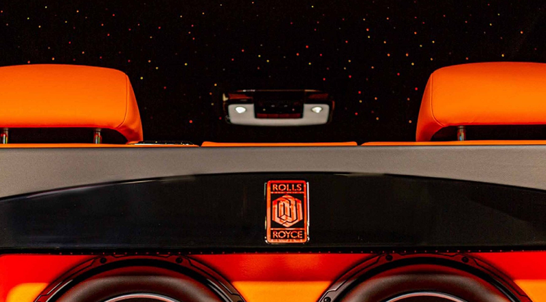 定制版庫里南，車標是車主雕像，改裝費要250萬，卻只花4天工資！