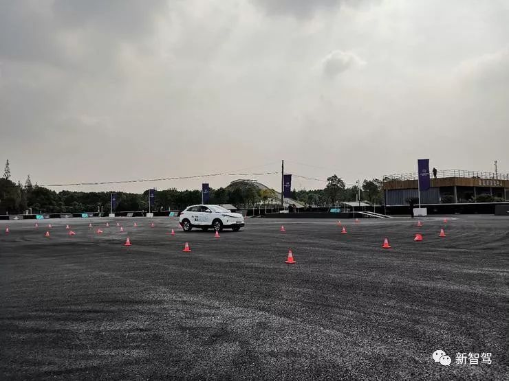 威馬EX5上路實測：車標、智能旋轉屏等具有辨識度，但部分配置尚存提升空間