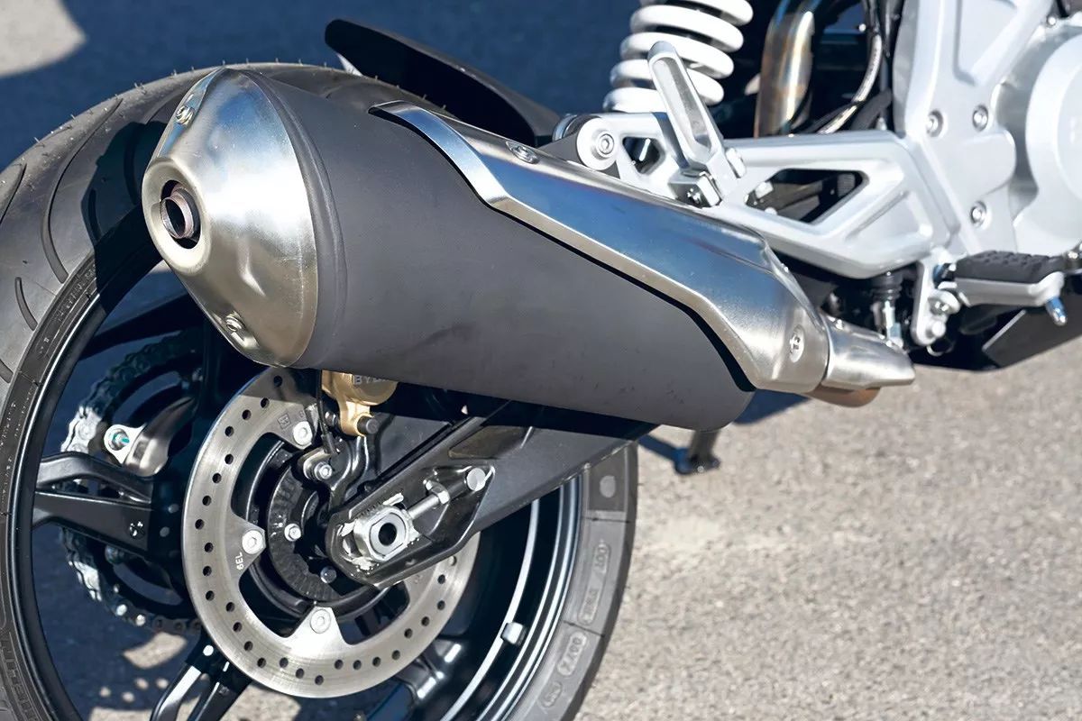 實話： 撕掉寶馬G310R的車標(biāo)...