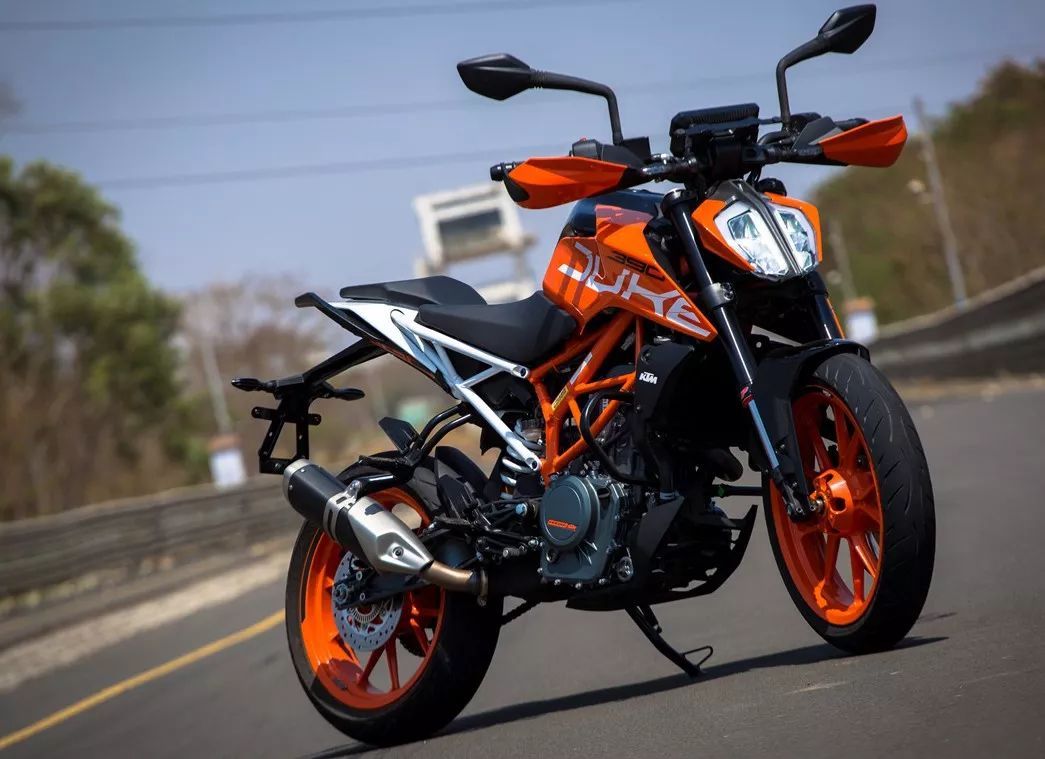 實話： 撕掉寶馬G310R的車標(biāo)...