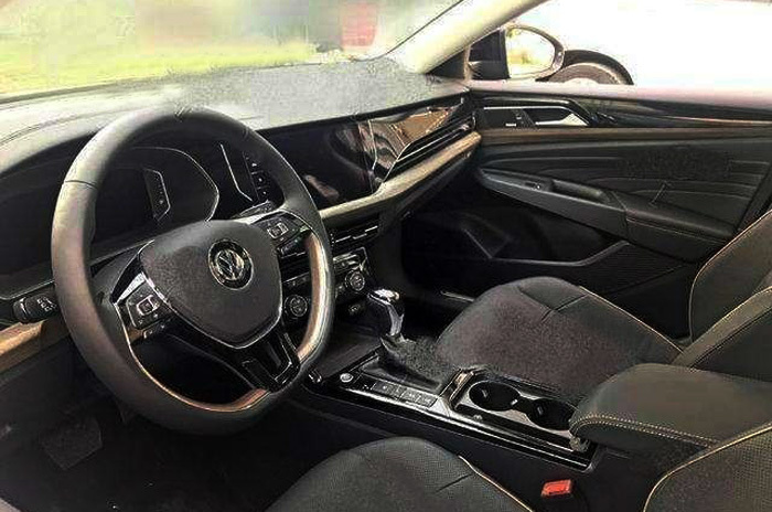 車標(biāo)下面帶字母！新一代國(guó)產(chǎn)帕薩特實(shí)車，要逼著雅閣凱美瑞降價(jià)了