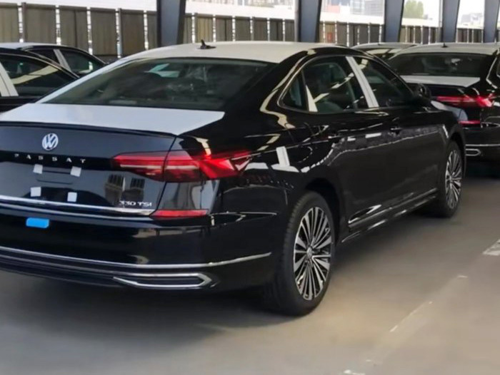 車標(biāo)下面帶字母！新一代國(guó)產(chǎn)帕薩特實(shí)車，要逼著雅閣凱美瑞降價(jià)了