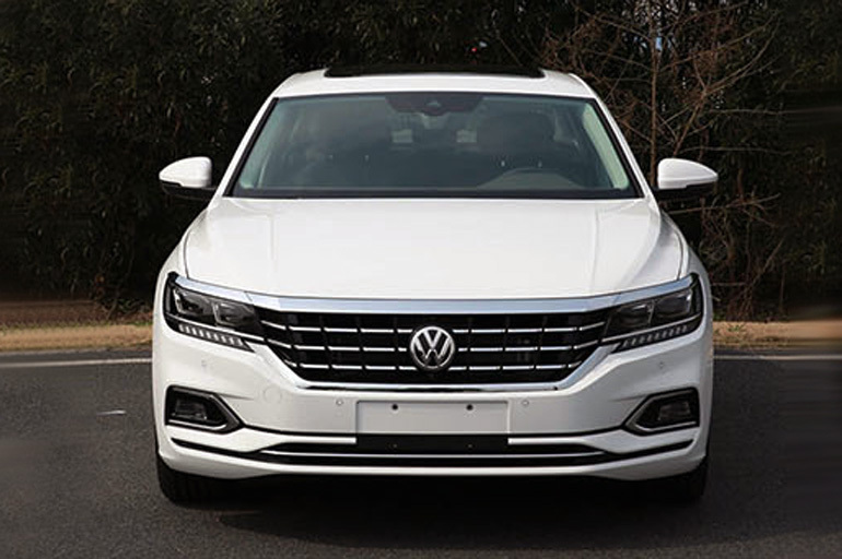 車標(biāo)下面帶字母！新一代國(guó)產(chǎn)帕薩特實(shí)車，要逼著雅閣凱美瑞降價(jià)了