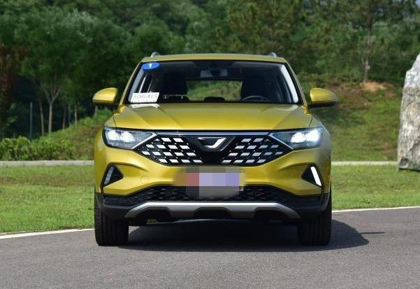 又是一款摳標(biāo)車(chē)？網(wǎng)友改裝捷達(dá)VS5車(chē)標(biāo)，車(chē)主：這下順眼多了