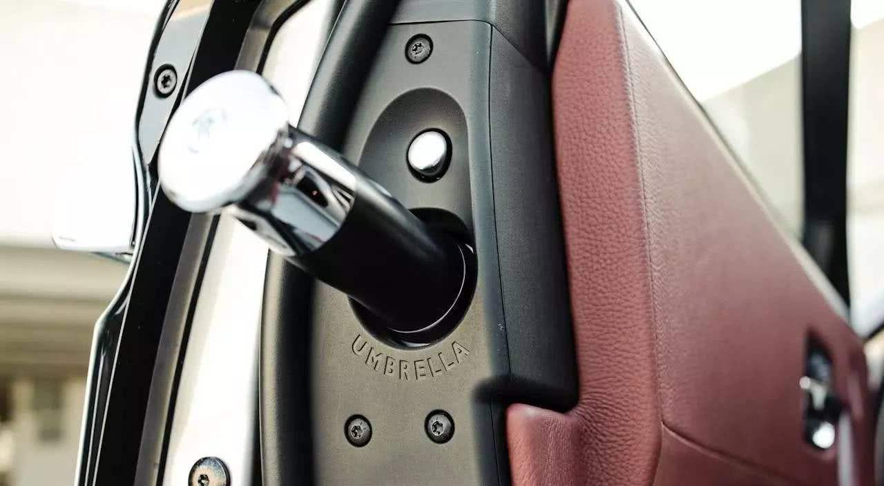 為什么勞斯萊斯輪轂上的車標可以直立不動？原來是這么回事！