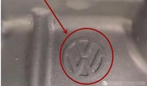 保時捷底盤是大眾車標(biāo)，車主氣得維權(quán)，修車工笑了：你不配開這車