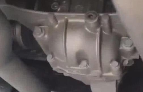 保時捷底盤是大眾車標(biāo)，車主氣得維權(quán)，修車工笑了：你不配開這車