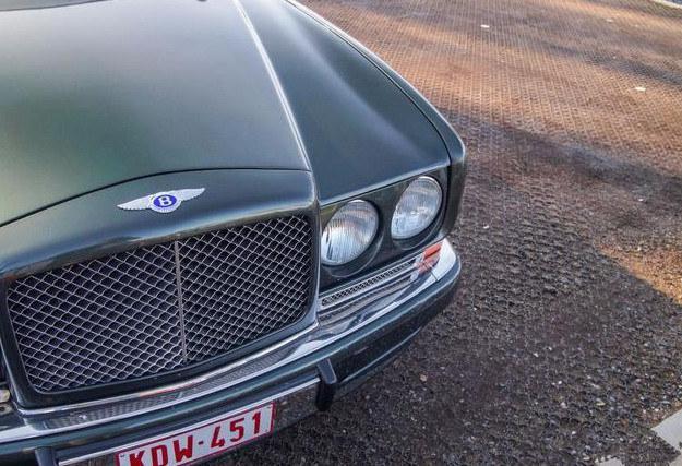 藍標(biāo)敞篷賓利，車內(nèi)有7個儀表盤，是車主生日時男友送的