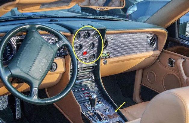 藍標(biāo)敞篷賓利，車內(nèi)有7個儀表盤，是車主生日時男友送的