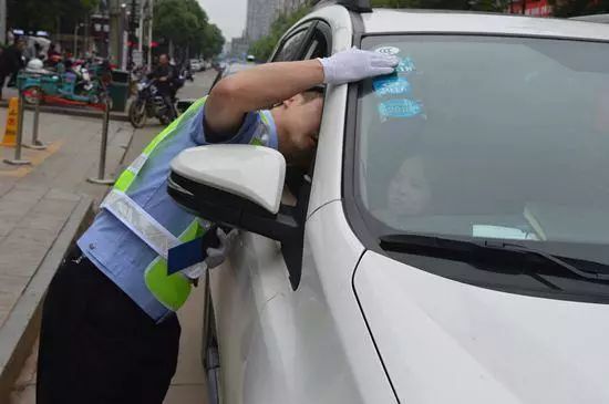 “交強(qiáng)險(xiǎn)標(biāo)志”終于不用貼了 但你千萬(wàn)不要撕！