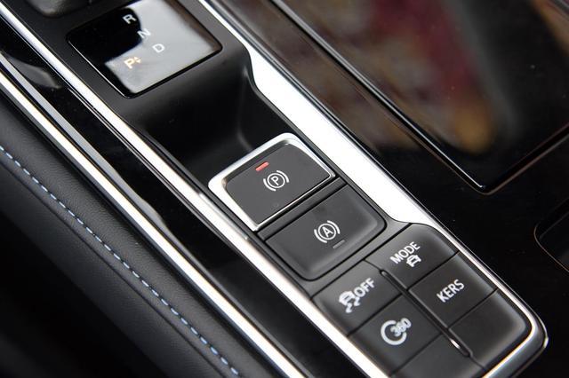 除了換裝R車標(biāo)還有啥亮點(diǎn)？榮威R ER6值不值得期待