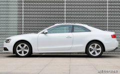 武漢一輛豪華轎車走紅，尾部