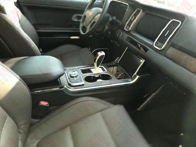 紅旗HS7實車曝光，換裝新Logo氣勢兇悍，這下漢蘭達完蛋了！