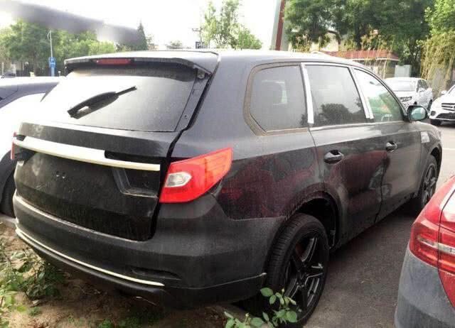 紅旗HS7實車曝光，換裝新Logo氣勢兇悍，這下漢蘭達完蛋了！