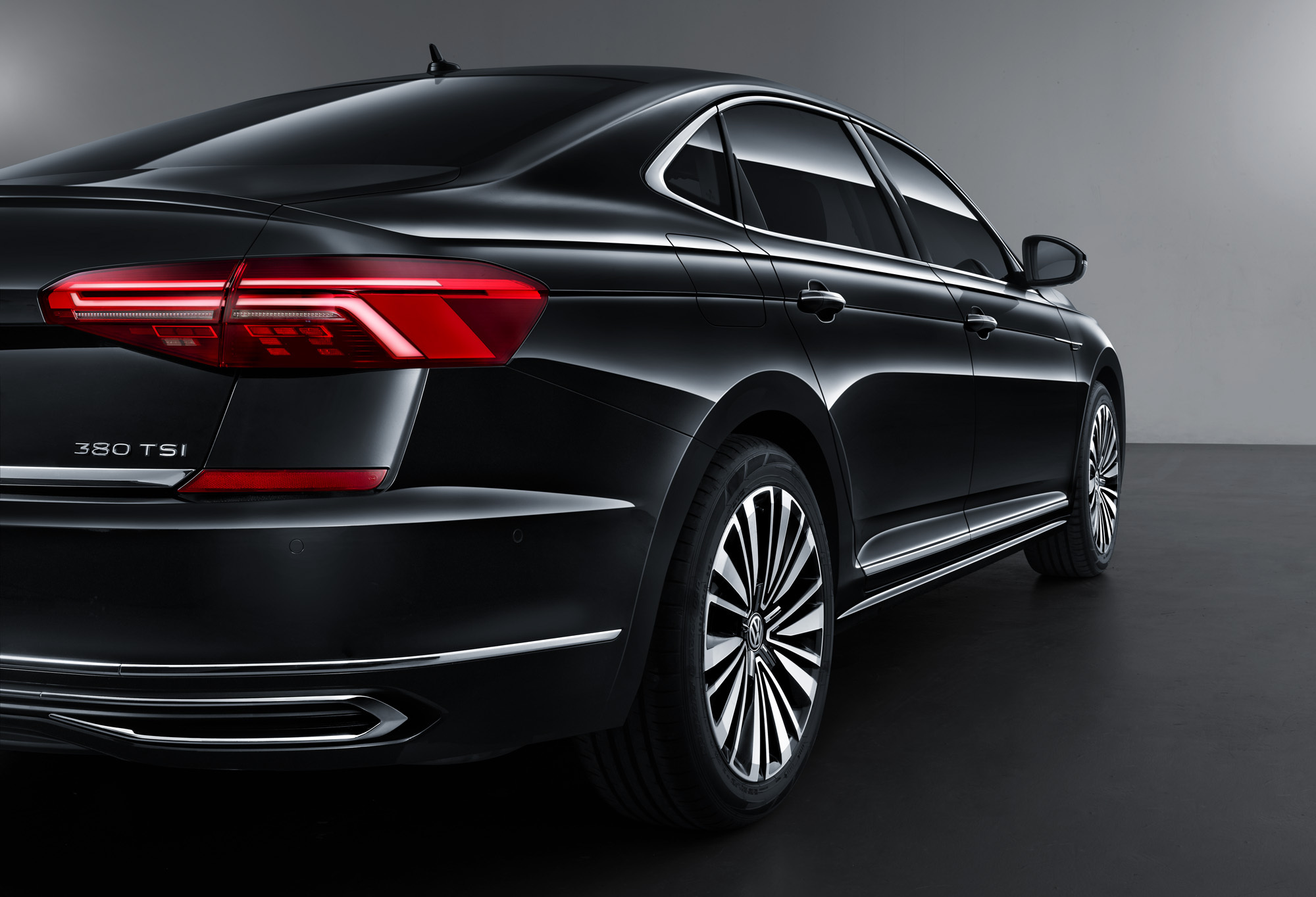 都說就怕大眾logo下面帶字母，全新帕薩特要搞事情