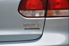 幾招教你輕松去除車尾標！