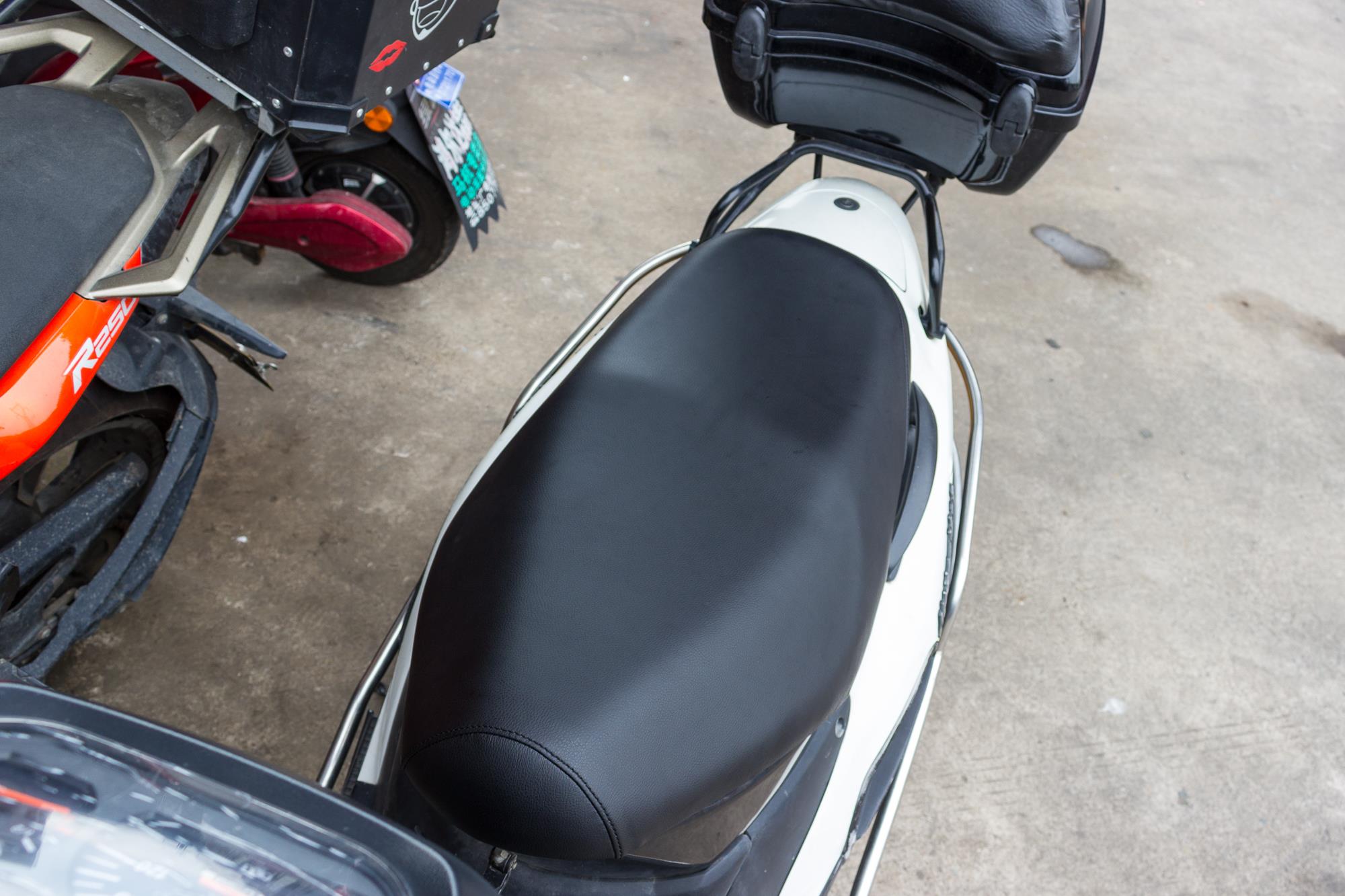 老款豪爵鈴木海王星踏板摩托車折騰之:破洞座椅包真皮(超纖)