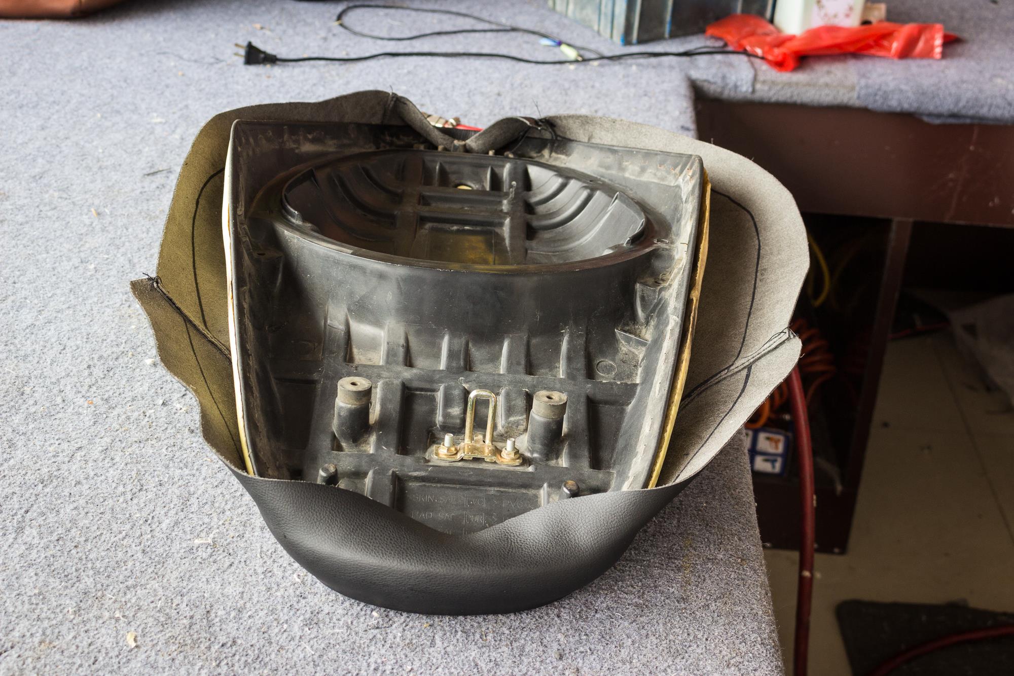 老款豪爵鈴木海王星踏板摩托車折騰之:破洞座椅包真皮(超纖)