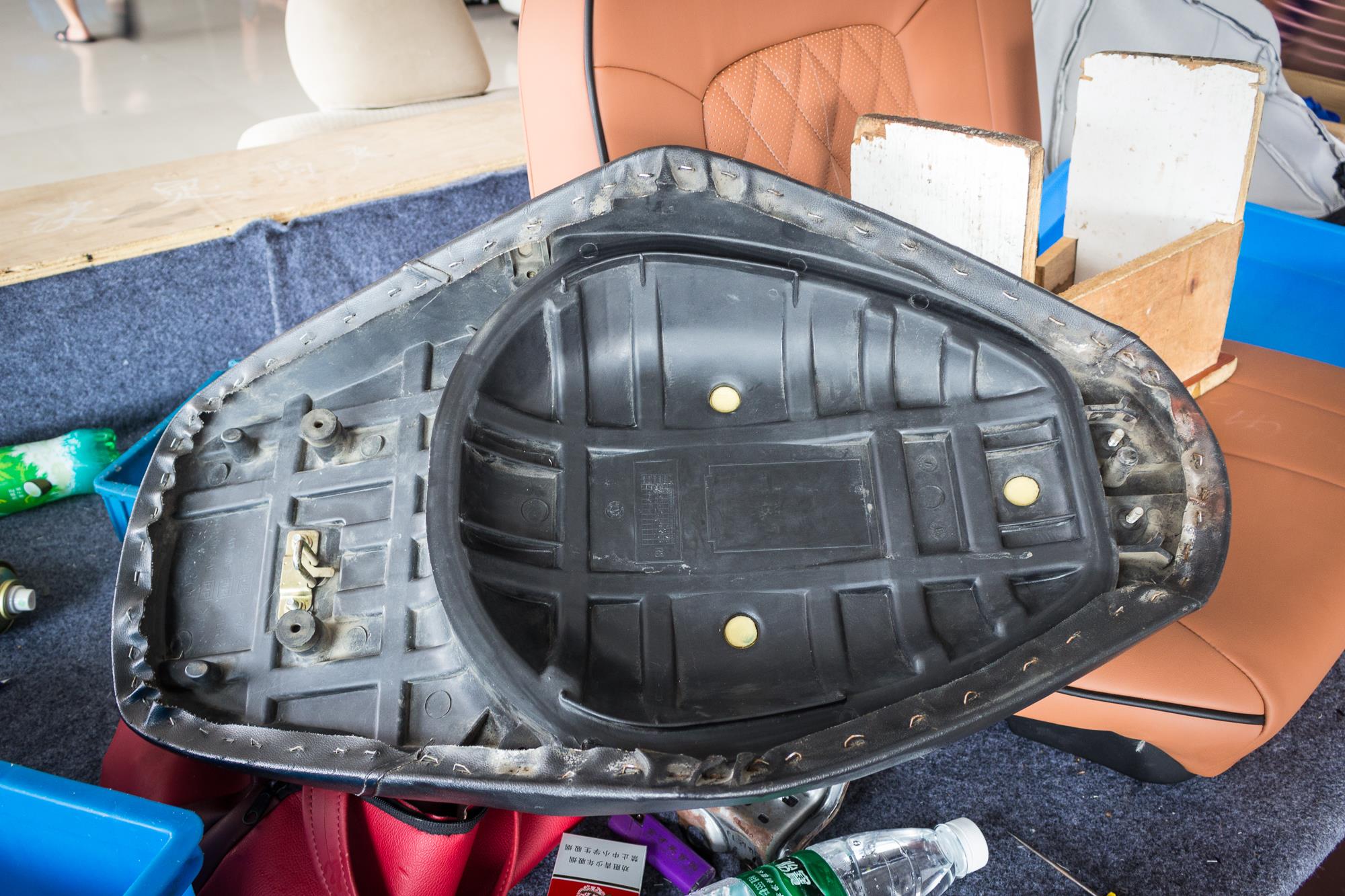 老款豪爵鈴木海王星踏板摩托車折騰之:破洞座椅包真皮(超纖)