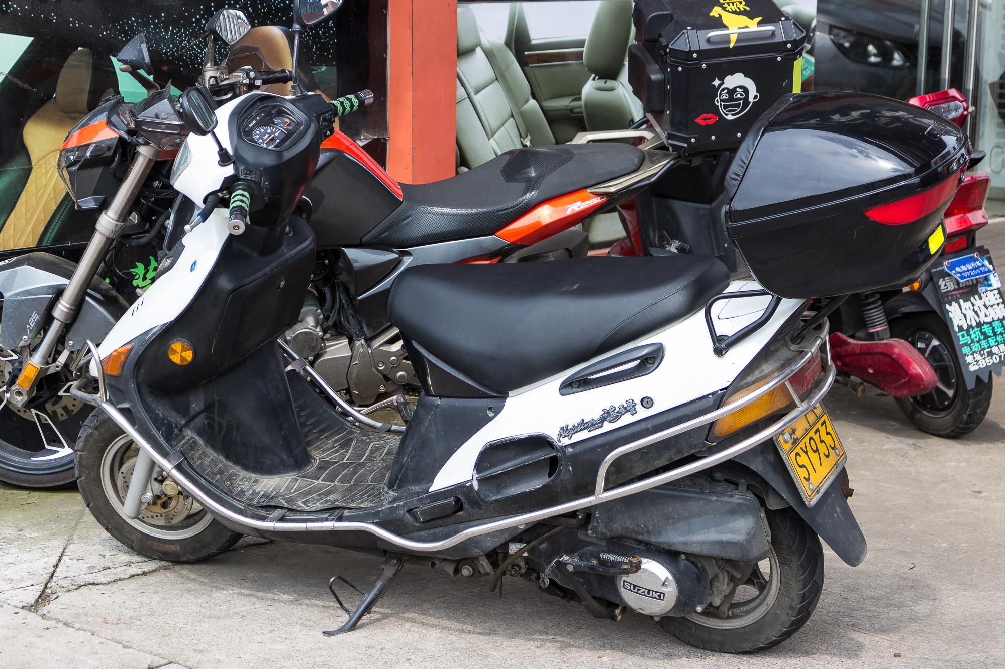 老款豪爵鈴木海王星踏板摩托車折騰之:破洞座椅包真皮(超纖)