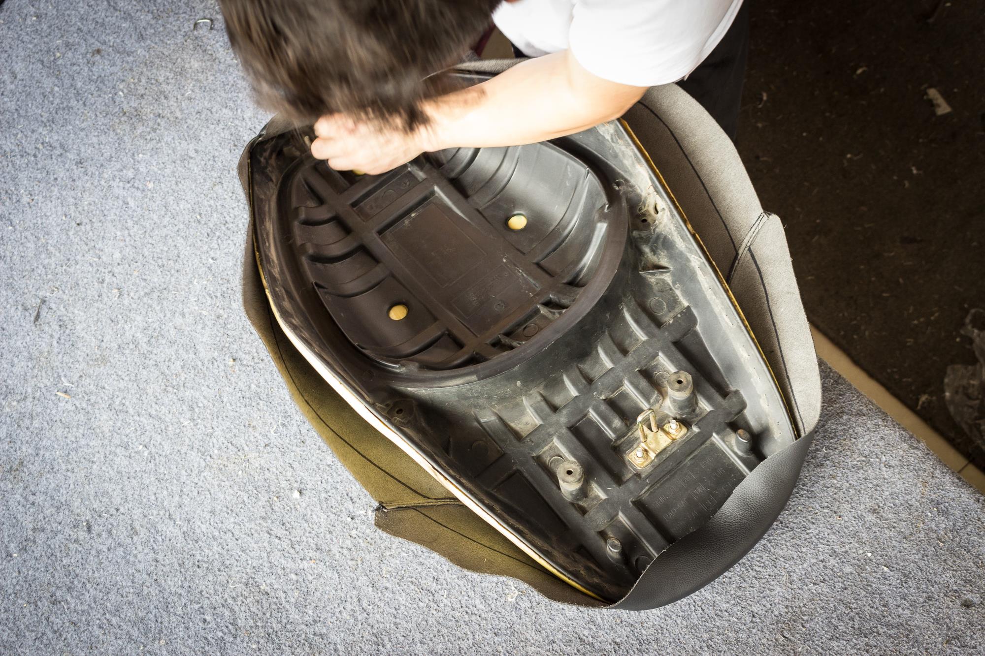 老款豪爵鈴木海王星踏板摩托車折騰之:破洞座椅包真皮(超纖)