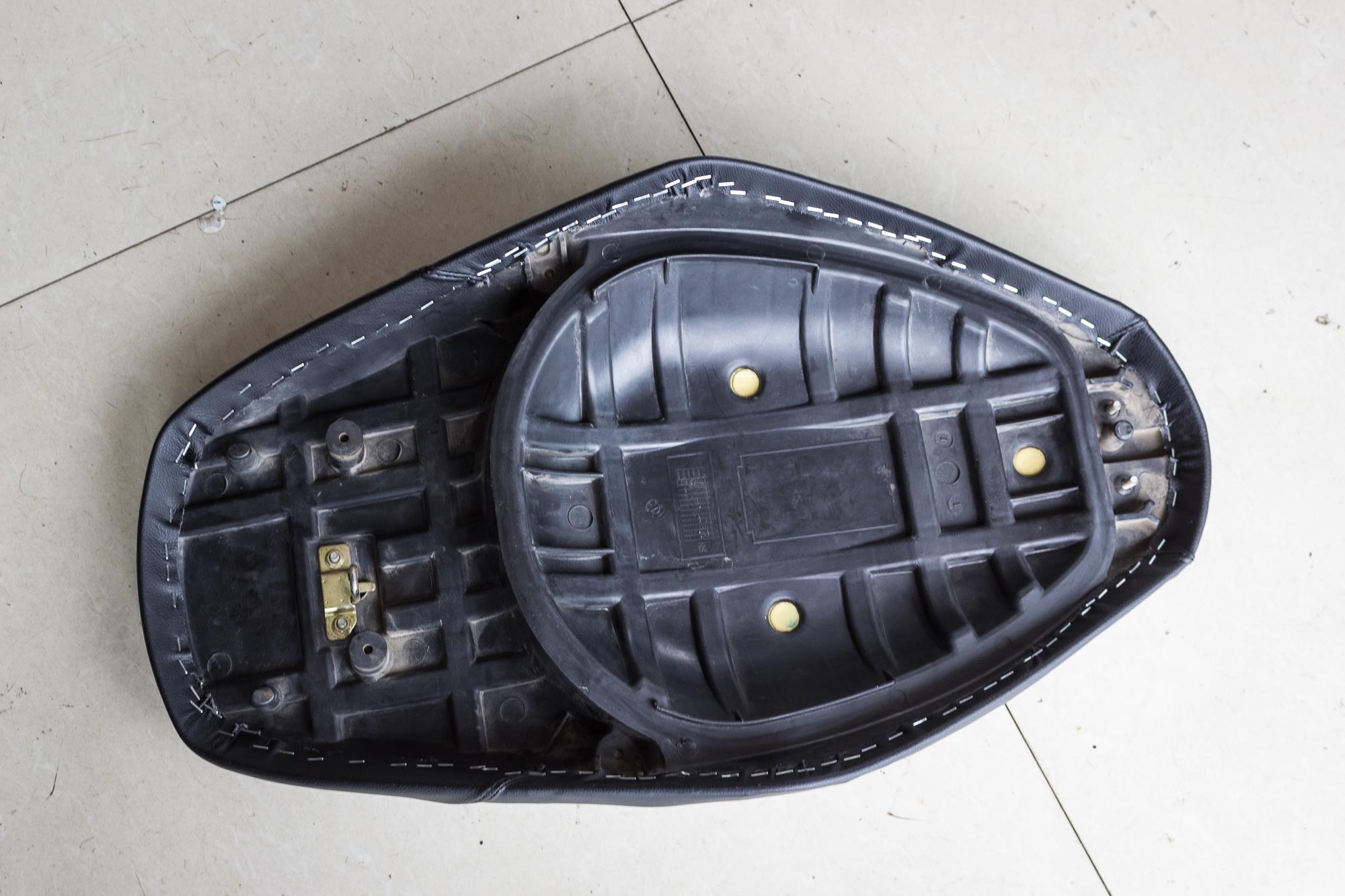 老款豪爵鈴木海王星踏板摩托車折騰之:破洞座椅包真皮(超纖)