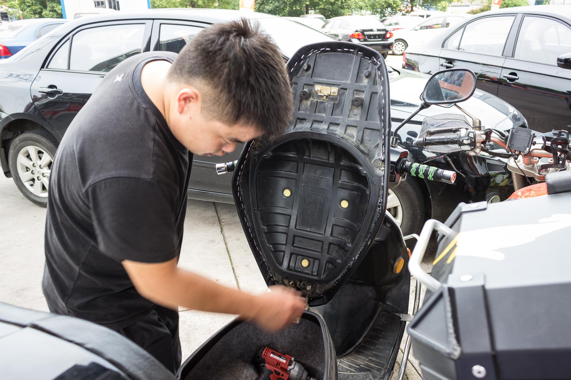 老款豪爵鈴木海王星踏板摩托車折騰之:破洞座椅包真皮(超纖)