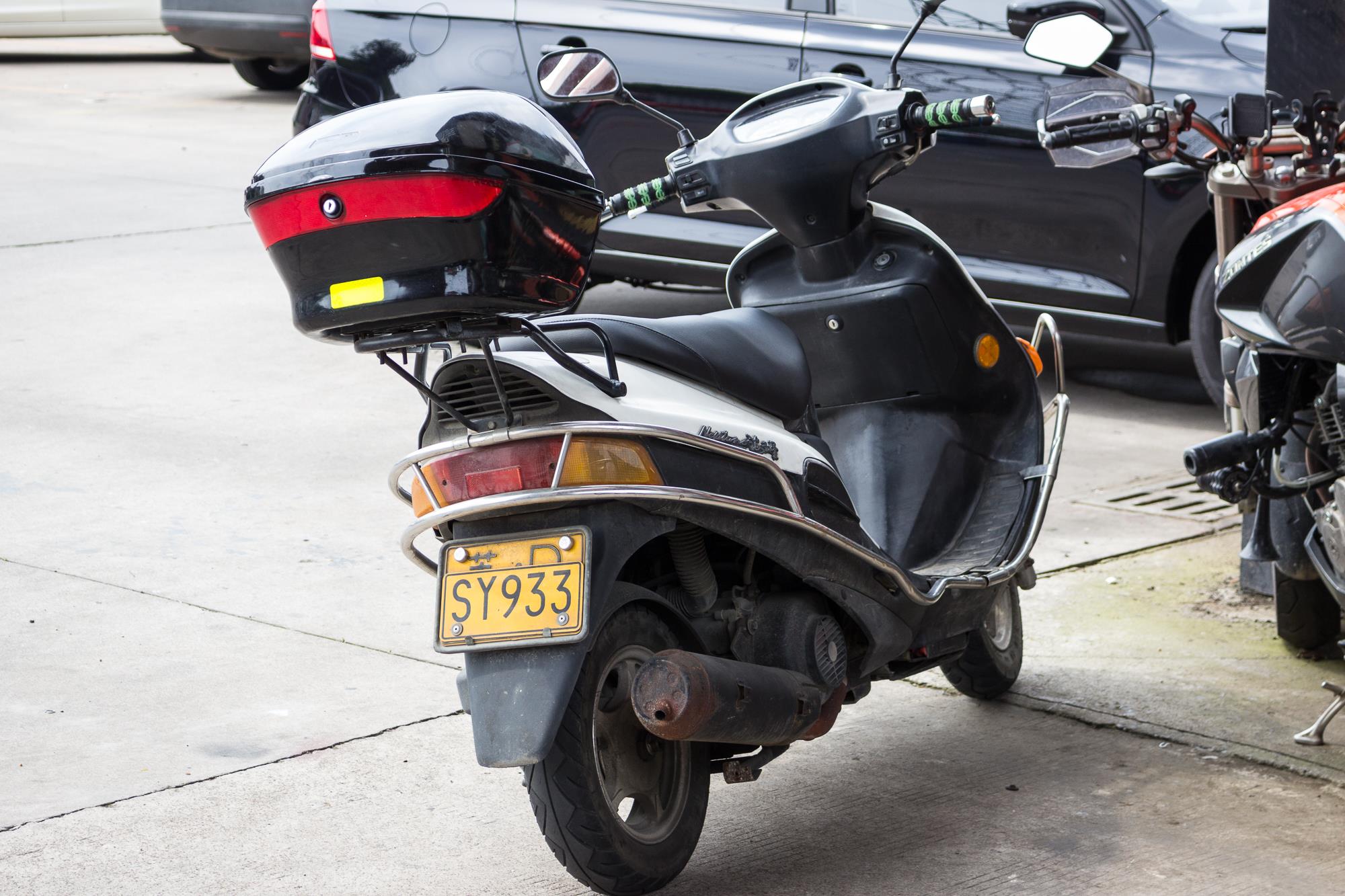 老款豪爵鈴木海王星踏板摩托車折騰之:破洞座椅包真皮(超纖)