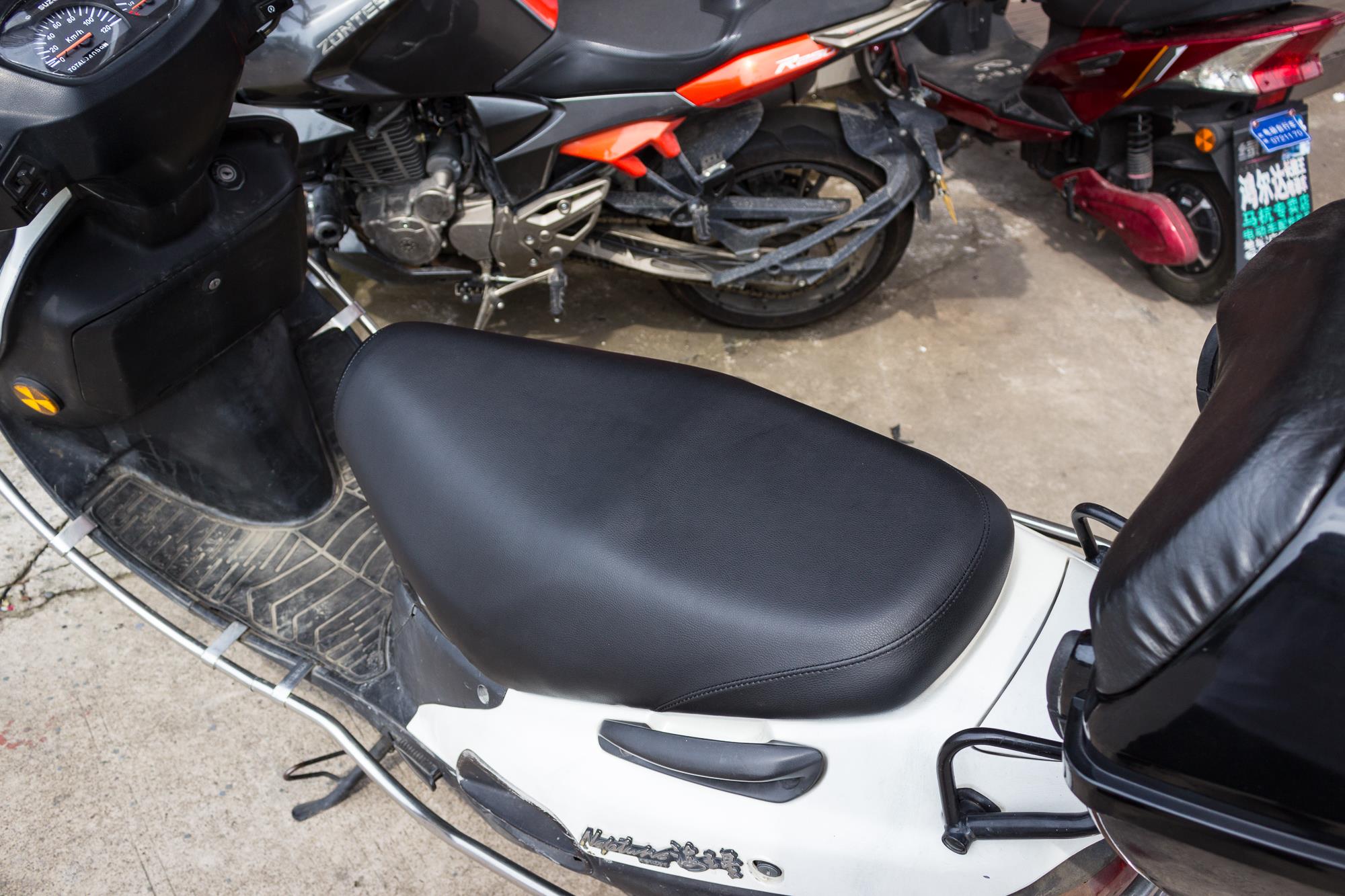 老款豪爵鈴木海王星踏板摩托車折騰之:破洞座椅包真皮(超纖)