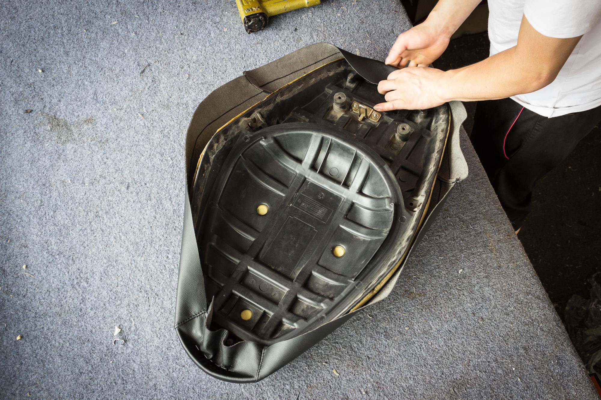 老款豪爵鈴木海王星踏板摩托車折騰之:破洞座椅包真皮(超纖)