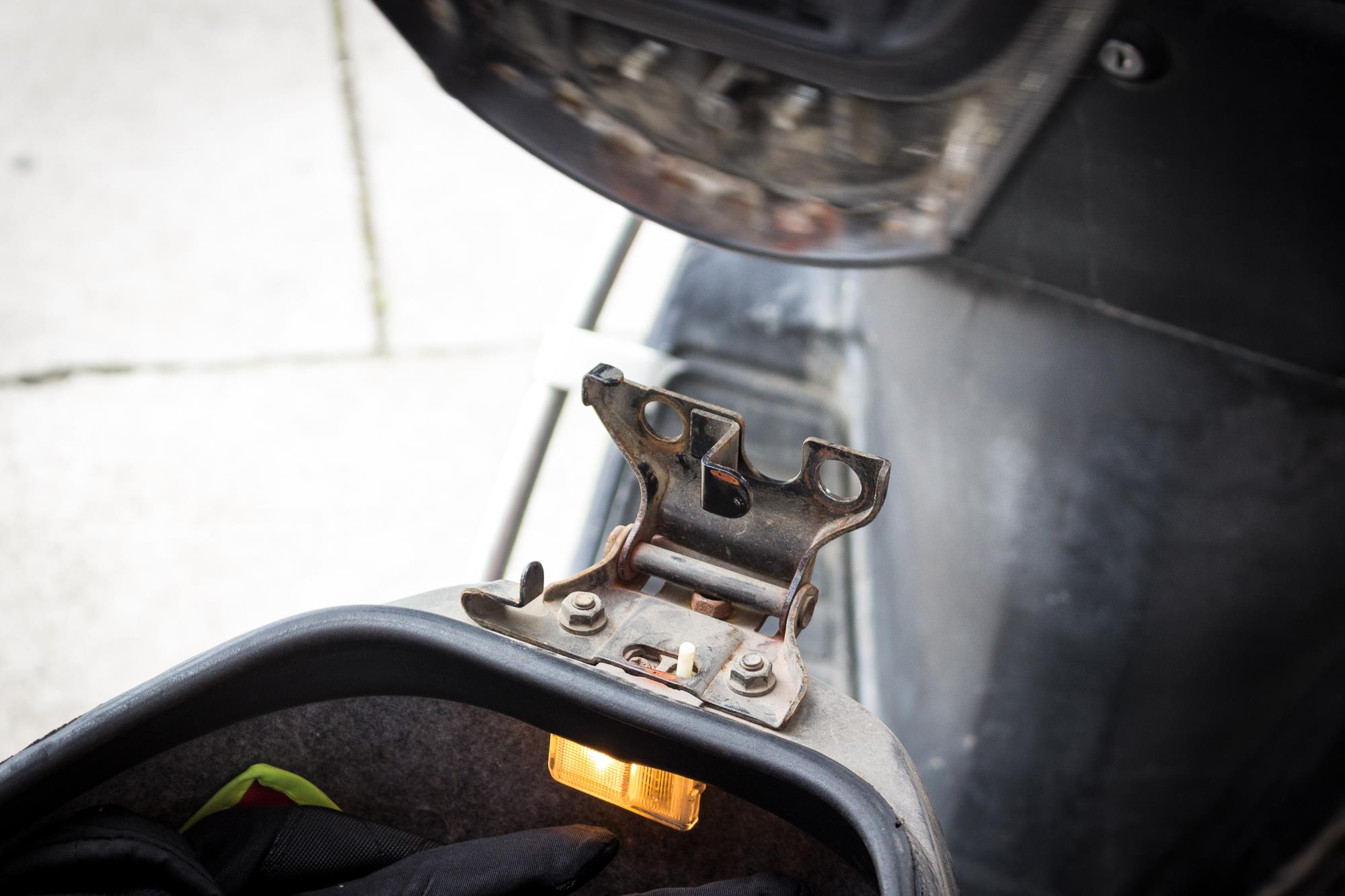 老款豪爵鈴木海王星踏板摩托車折騰之:破洞座椅包真皮(超纖)