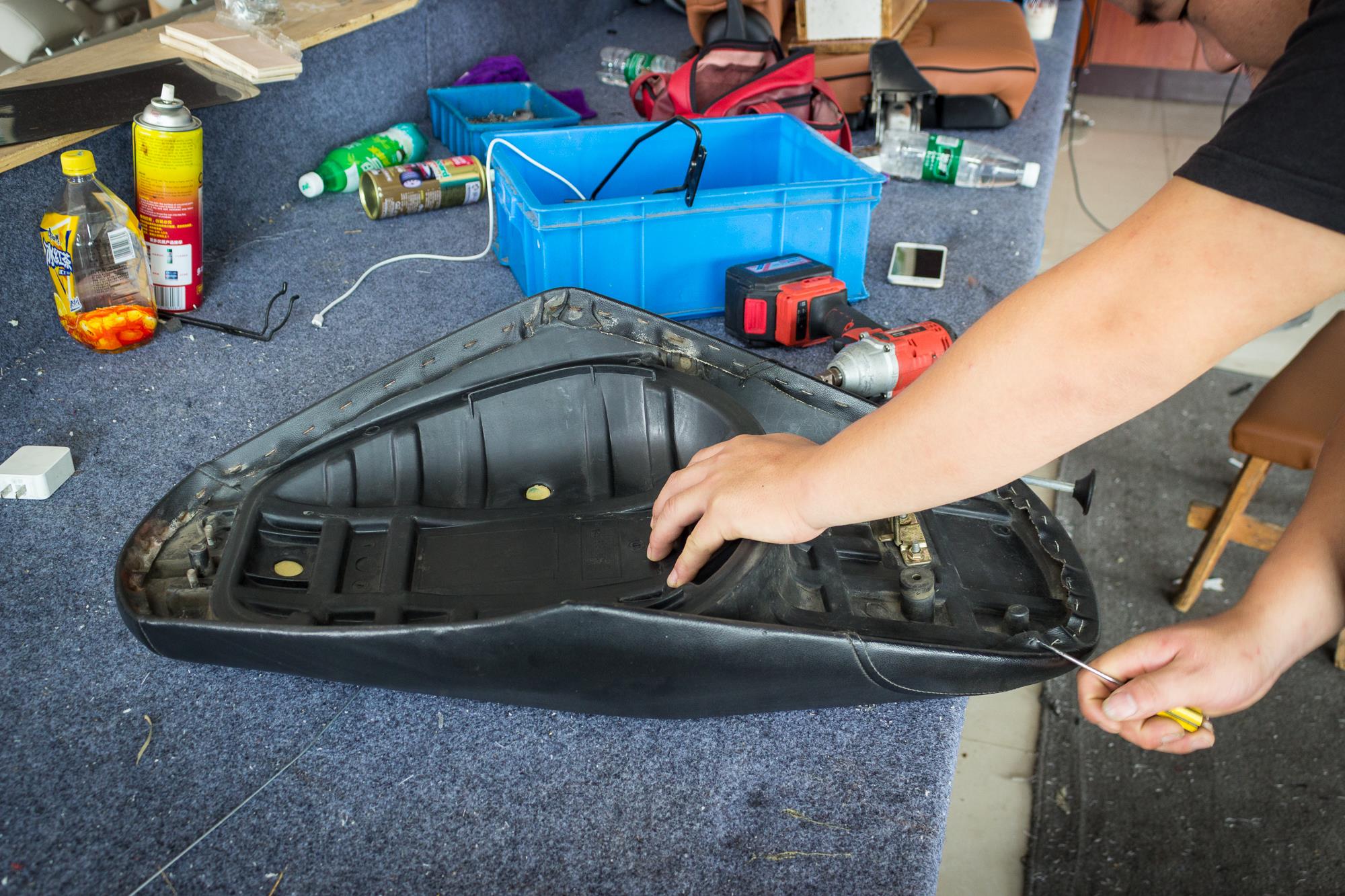 老款豪爵鈴木海王星踏板摩托車折騰之:破洞座椅包真皮(超纖)