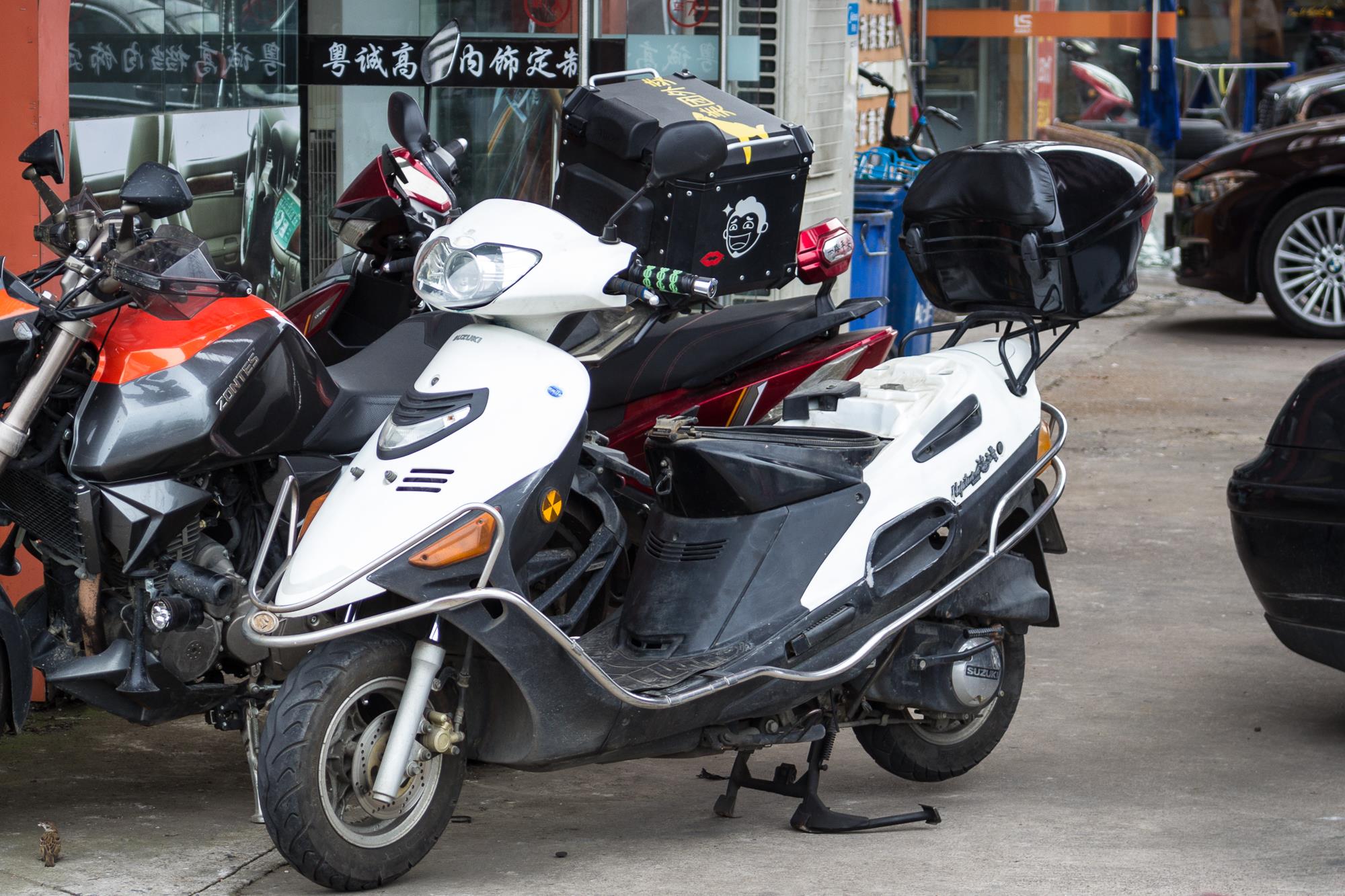 老款豪爵鈴木海王星踏板摩托車折騰之:破洞座椅包真皮(超纖)