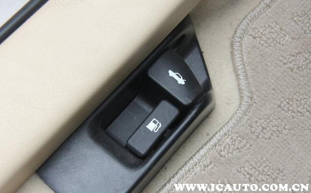 轎車后備箱開法圖解,開后備箱的按鈕什么樣